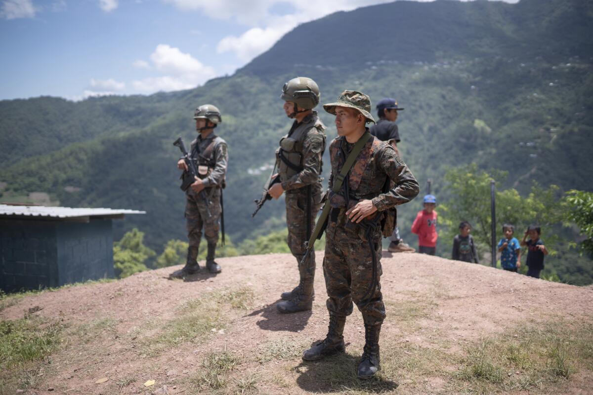 Soldados guatemaltecos hacen guardia en Ampliación Nueva Reforma, Huehuetenango, Guatemala