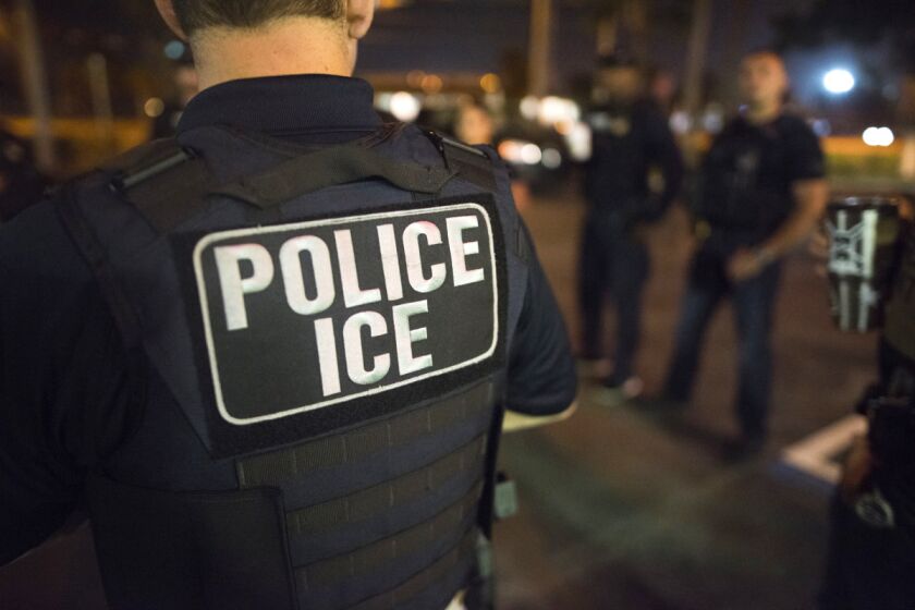 Agentes de ICE se alistan durante un operativo para detener a migrantes sin documentos.