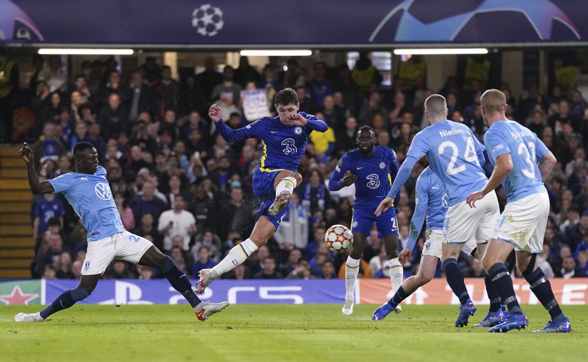 Andreas Christensen, centro, anota el primer gol del Chelsea en duelo del Grupo H de la Liga de Campeones ante el Malmo.