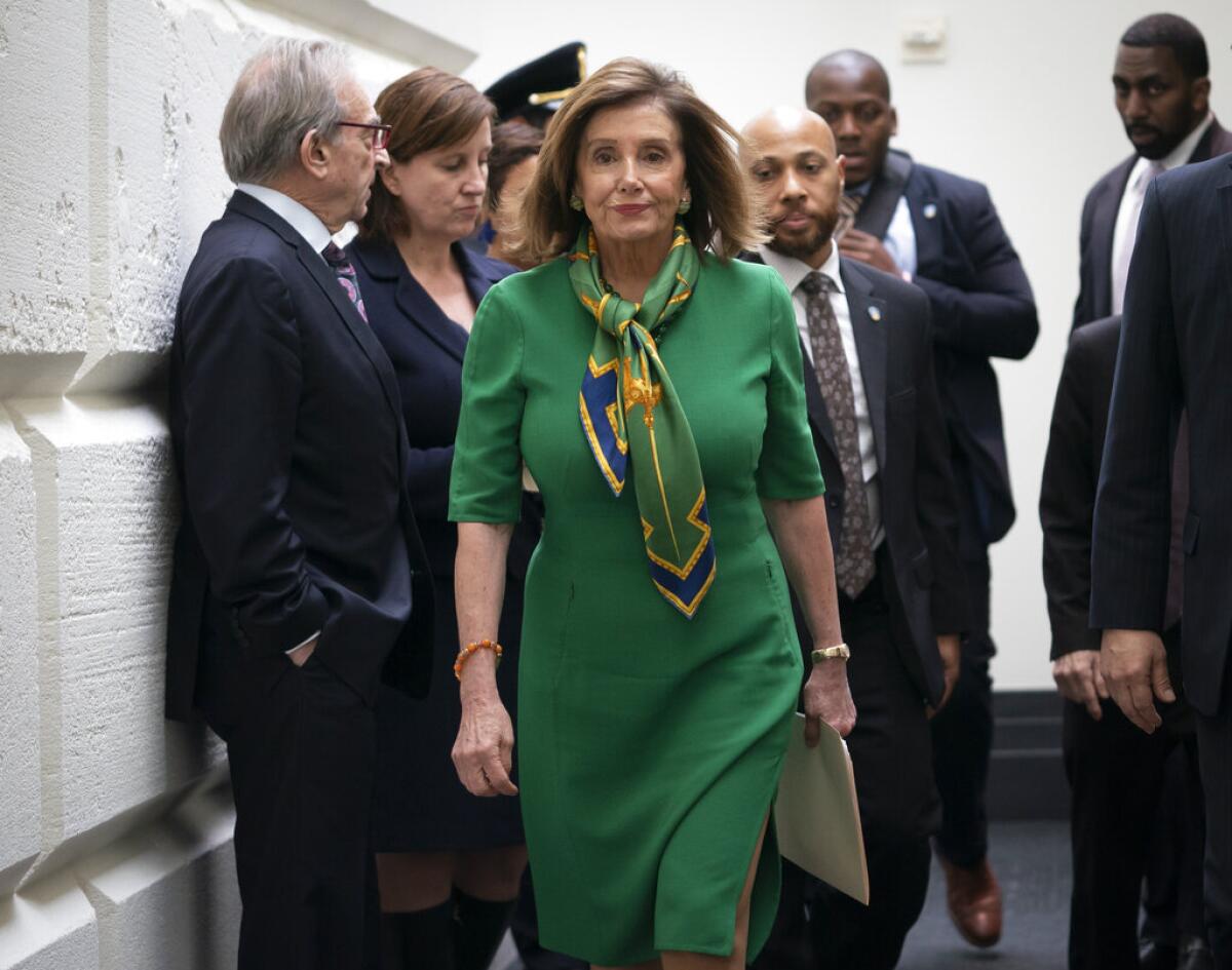 La presidenta de la Cámara de Representantes, Nancy Pelosi, sale de una reunión a puertas cerradas con el bloque demócrata en el Congreso, Washington, martes 14 de enero de 2020. (AP Foto/J. Scott Applewhite)