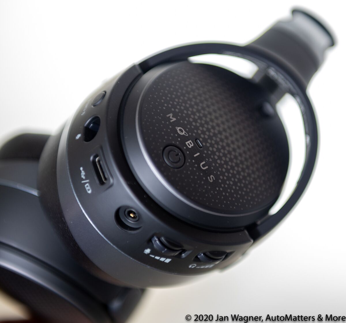 Audeze Mobius controls