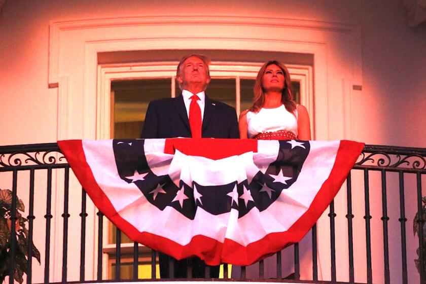 El presidente Donald Trump y la primera dama, Melania Trump, presencian desde el Balcón Truman de la Casa Blanca, en Washington, el espectáculo de fuegos artificiales con motivo del Día de la Independencia de Estados Unidos.