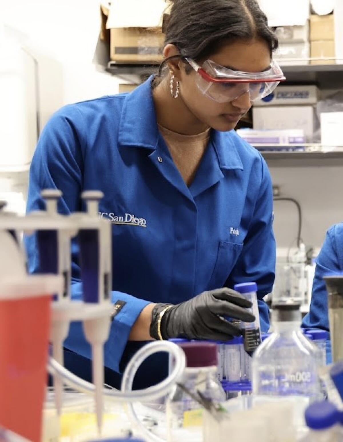 Sanjana Kumar in the lab.