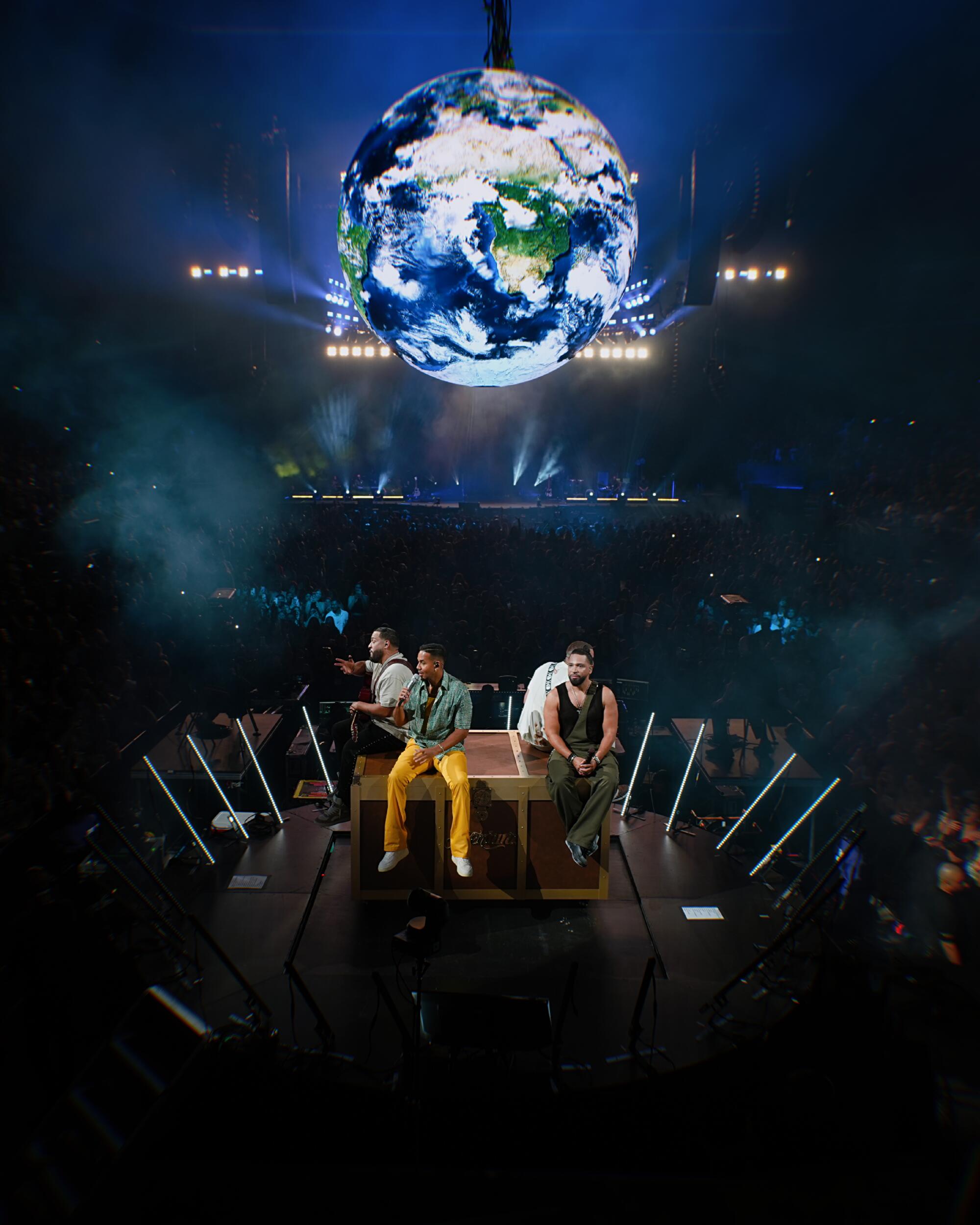 Aventura arrancó la gira en Sacramento, CA y luego continuó con dos fechas en Los Ángeles y dos más en Ontario.