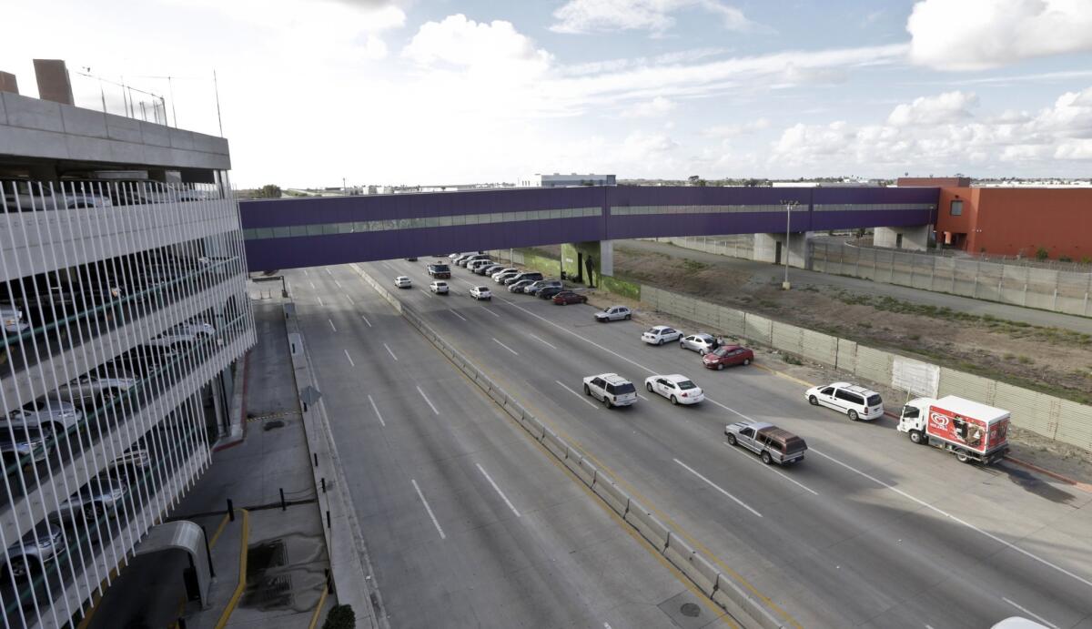 Un puente peatonal transfronterizo conecta el aeropuerto internacional de Tijuana con San Diego (a la derecha). El nuevo acceso comenzó a funcionar este mes.