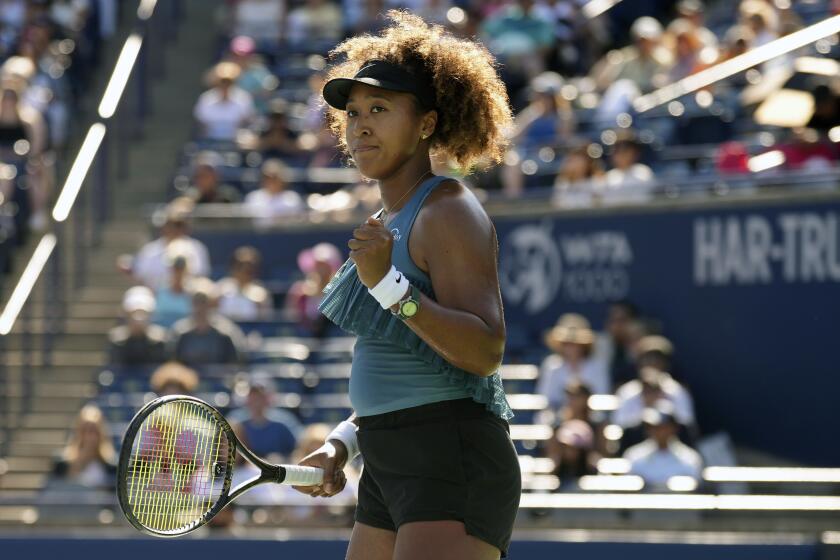 La japonesa Naomi Osaka celebra un punto en el encuentro ante la tunesina Ons Jabeur en el Abierto de Toronto el miércoles 7 de agosto del 2024. (Chris Young/The Canadian Press via AP)