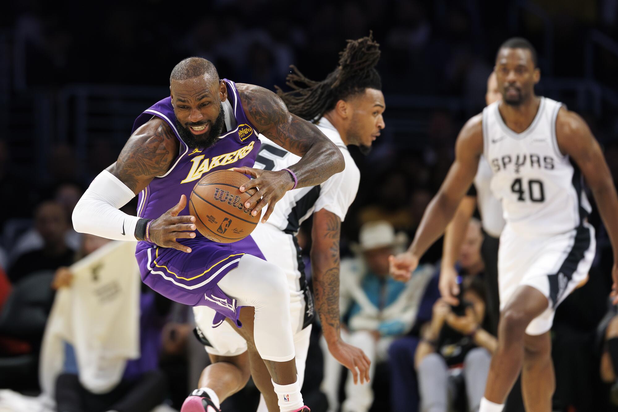 Lakers forveti LeBron James, Spurs'a karşı hızlı bir hücuma başlıyor.