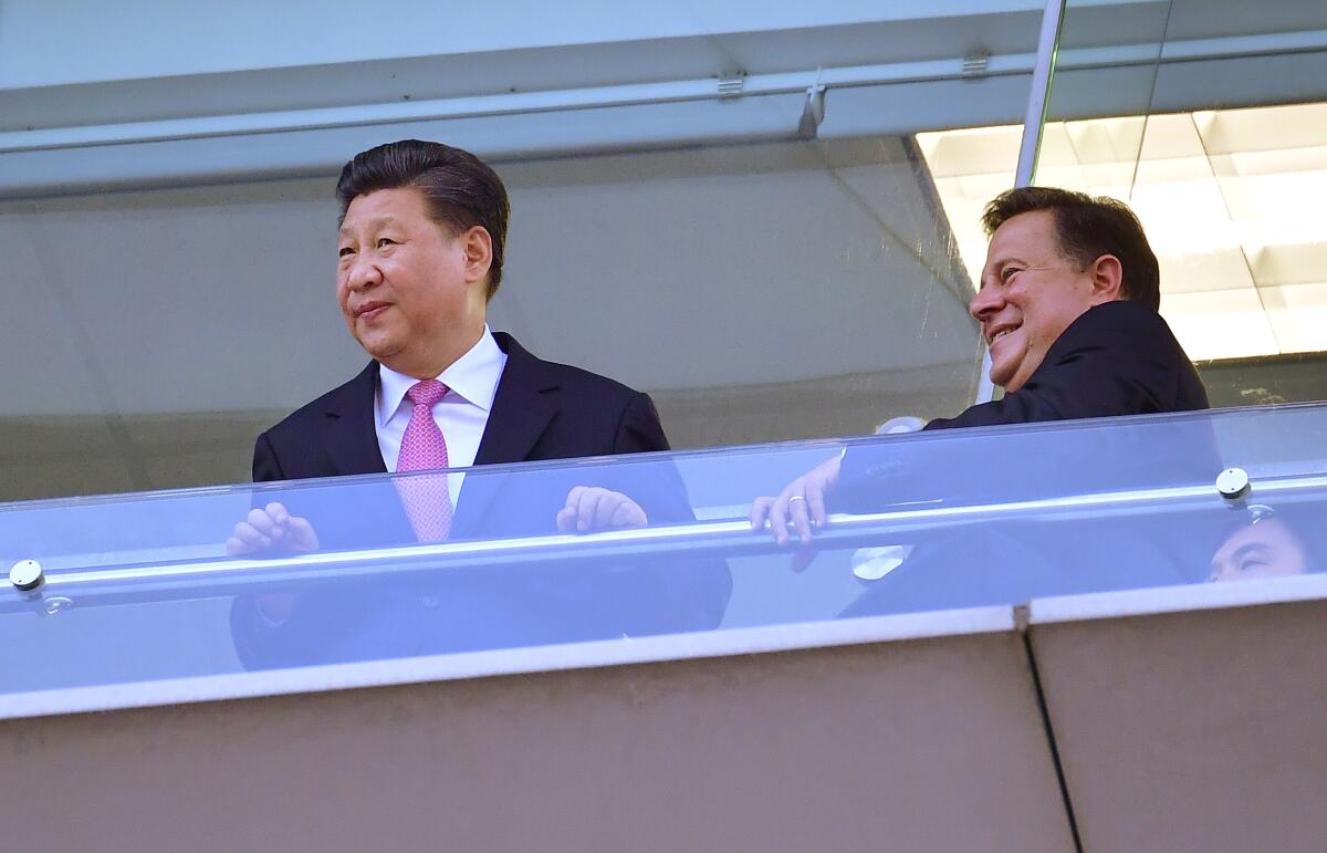 Chinese President Xi Jinping and Panamanian President Juan Carlos Varela