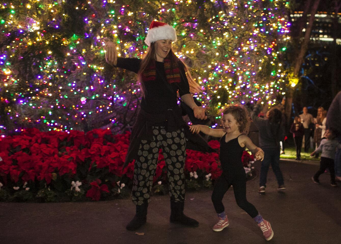 South Coast Plaza celebrates holidays with 36th annual tree lighting - Los  Angeles Times