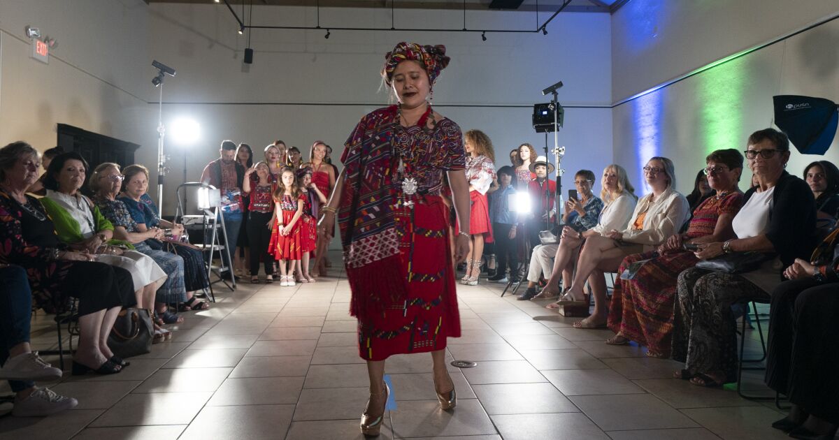 AP Photos: Urodzona w Gwatemali projektantka mody prezentuje swoje kreacje w Teksasie