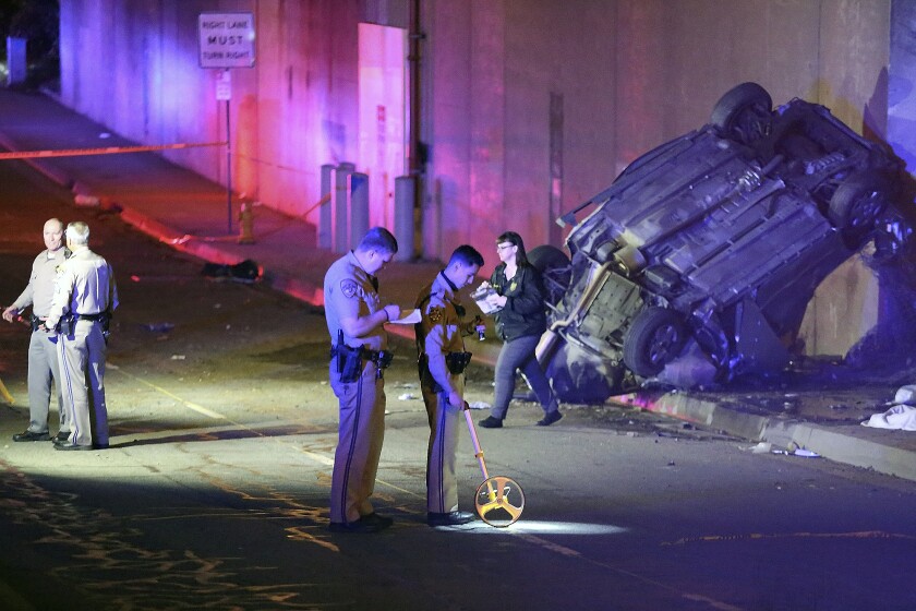 Oficiales trabajan en el lugar donde ocurrió un accidente vehicular en Pasadena, California,