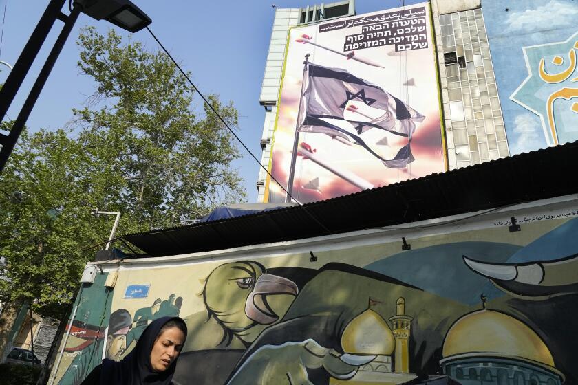 Un cartel antiisraelí en la Plaza Palestina de Teherán, Irán, el 14 de abril de 2024. (Foto AP/Vahid Salemi)