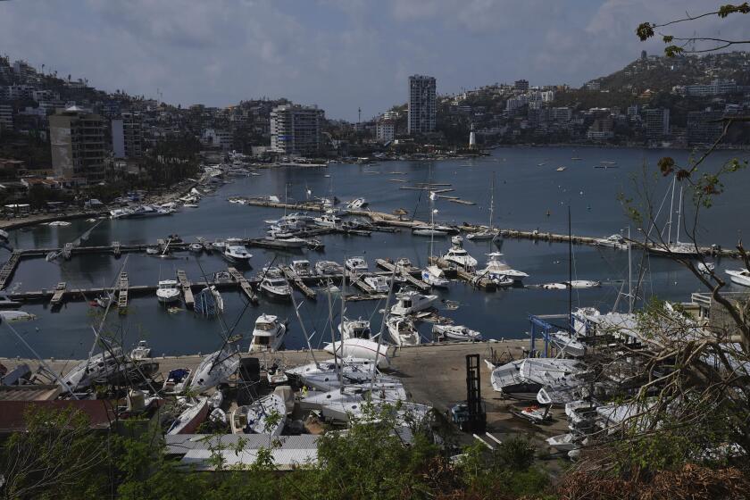 Vista de varios botes dañados por el huracán Otis en Acapulco, México, el viernes 10 de noviembre de 2023. (AP Foto/Marco Ugarte)