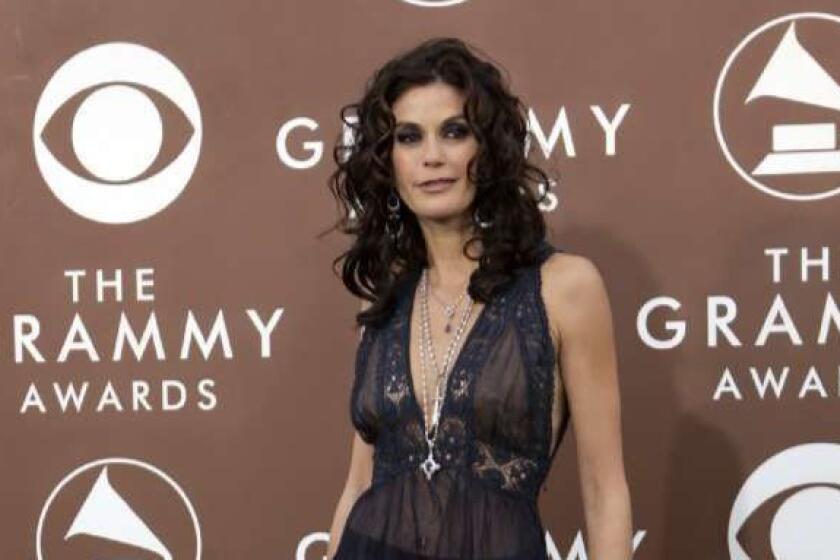 De Gea, Beatrice –– – FASHION –– Actress TERI HATCHER arrives at the 48th Annual Grammy Awards at the Staples Center in Los Angeles, California on Wednesday February 08, 2006. –– PHOTO CREDIT: Beatrice de Gea/Los Angeles Times