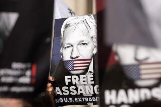 Manifestantes colocan carteles ante el Alto Tribunal en Londres, el lunes 20 de mayo de 2024. Una corte británica determinó el lunes que el fundador de WikiLeaks Julian Assange puede apelar su extradición a Estados Unidos por cargos de espionaje. (AP Foto/Kin Cheung)