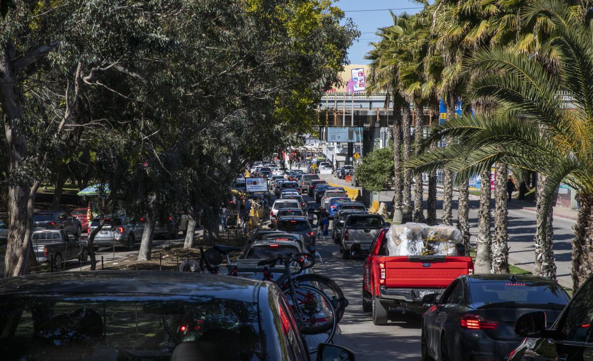 La fila para cruzar la frontera de Tijuana a San Diego el 2 de marzo de 2023.
