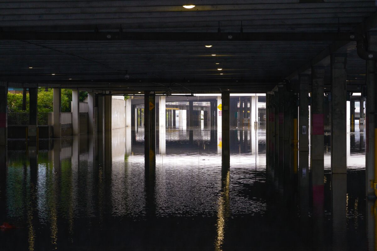 El nivel inferior del estacionamiento del centro comercial Fashion Valley está cerrado