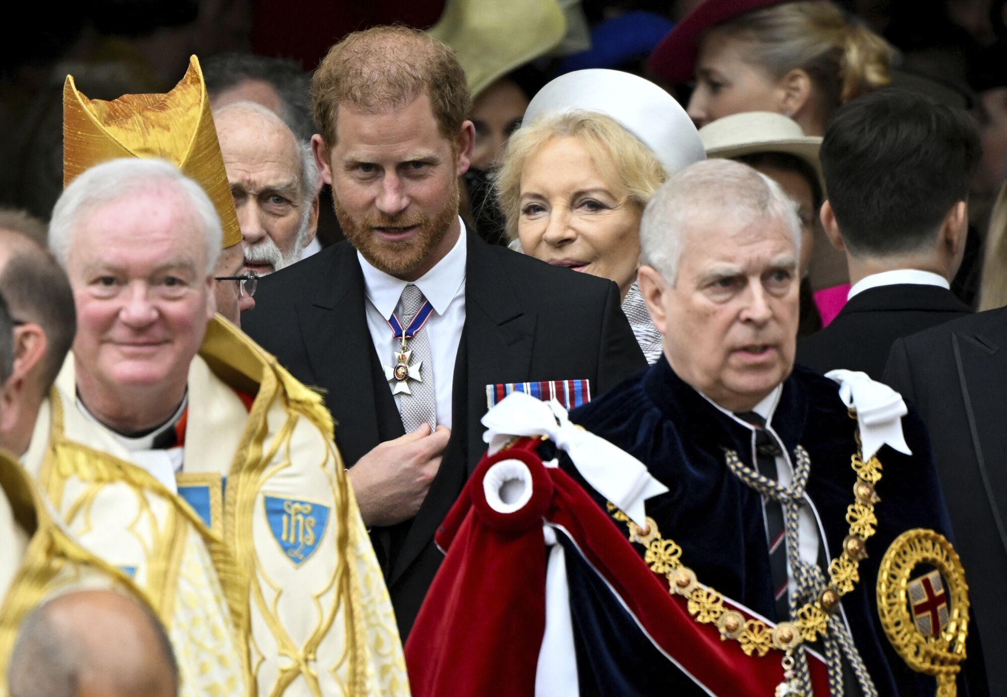 Британский принц Гарри, герцог Сассекский, и принц Эндрю покидают Вестминстерское аббатство.
