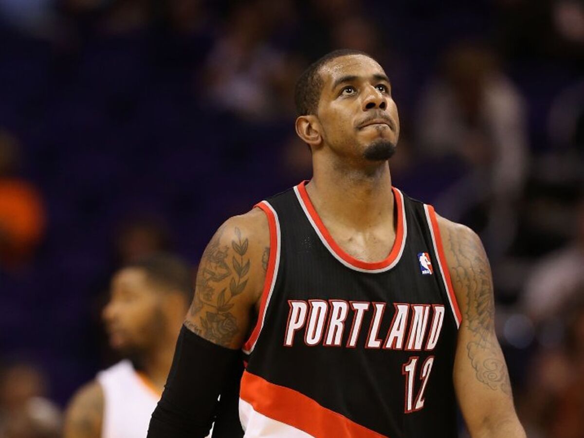 The Lakers met with power forward LaMarcus Aldridge as the NBA free-agency period began on Tuesday night.