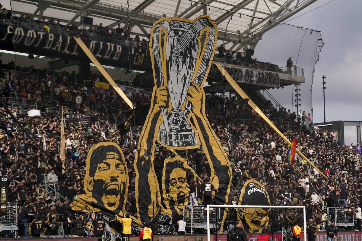 Os torcedores do LAFC comemoram o título do time da MLS em 2022 antes do jogo de sábado.