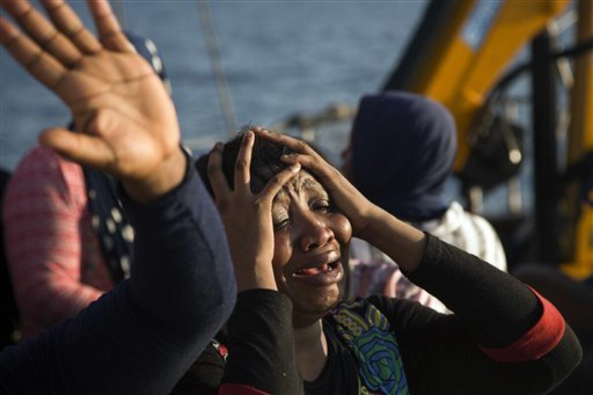Una mujer de Nigeria gesticula a bordo del barco Astral tras ser rescatada por miembros de la ONG Proactiva Open Arms, durante una operación en el mar Mediterráneo.
