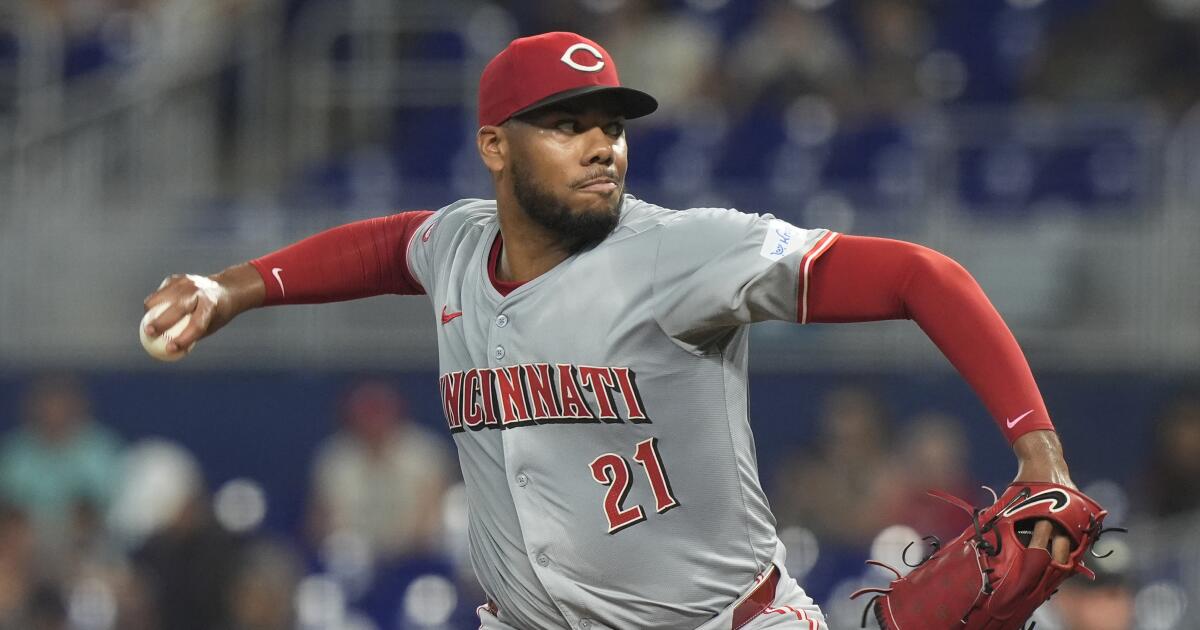 亨特·格林 (Hunter Greene) 是 MLB 投手,投球速度达 100 英里/小时,在投手丘上投球 亨特·格林 (Hunter Greene) 是 MLB 投手,投球速度达 100 英里/小时,在投手丘上投球
