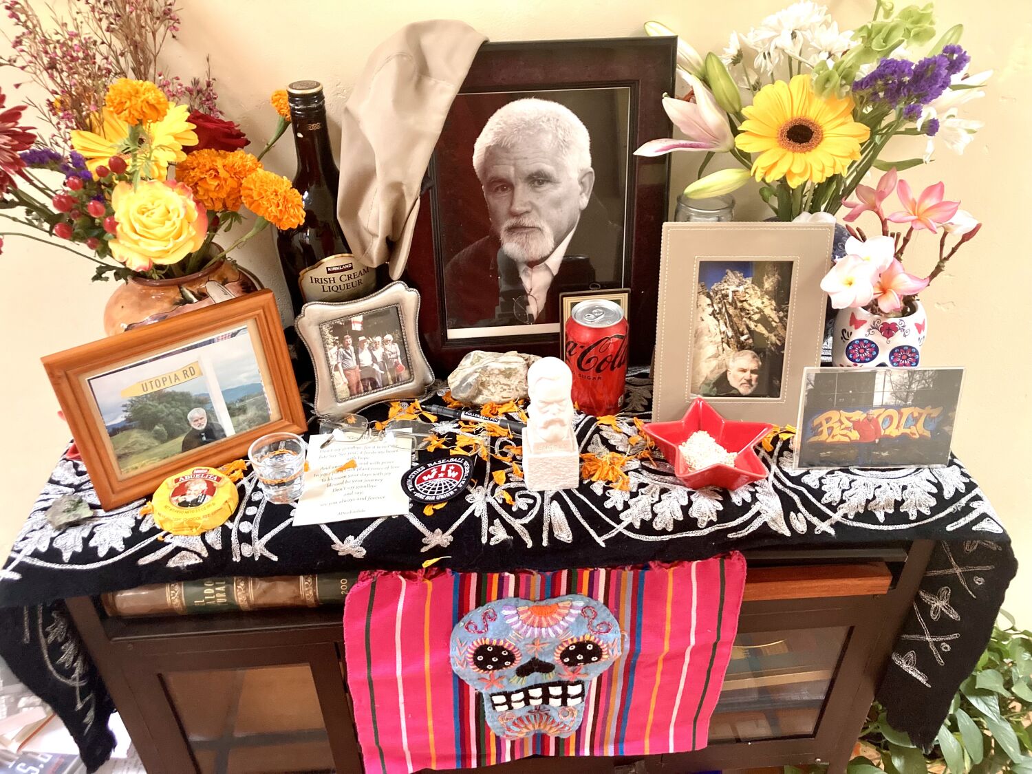 What Mike Davis' family put into his ofrenda, and what he offered them