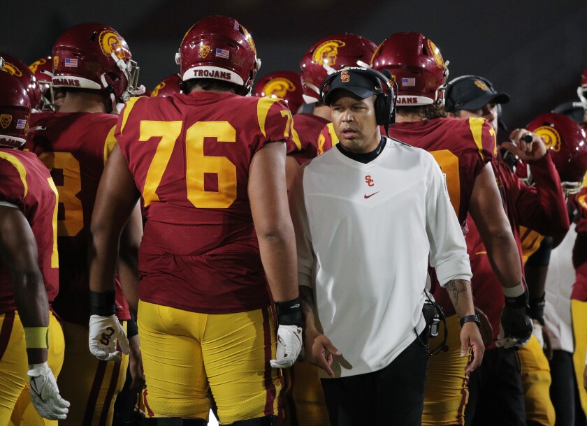 Dontee Williams, diretor técnico interino da USC, observa da linha lateral.