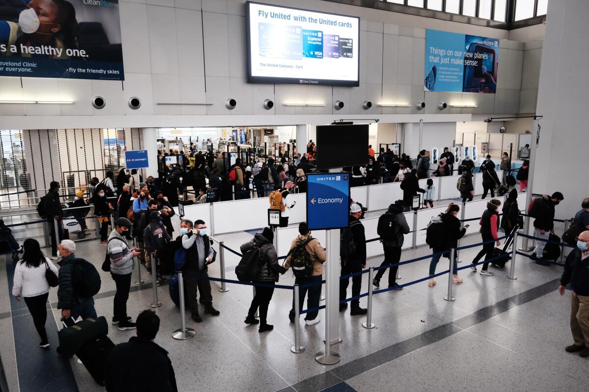 Viajeros llegan al Aeropuerto Internacional Newark Liberty, en Nueva Jersey.