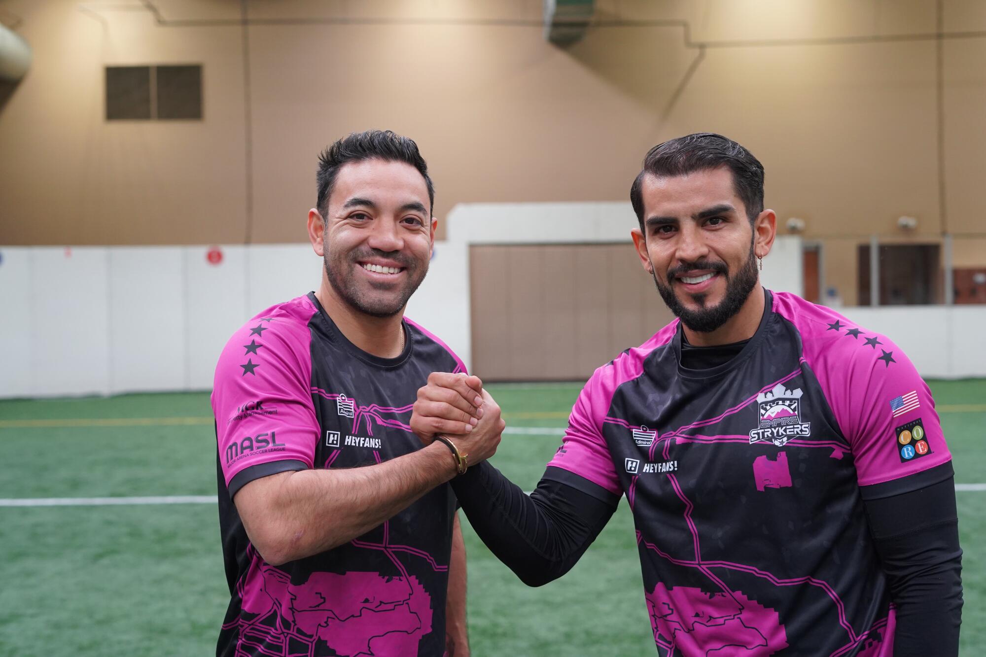 Marco Fabián (izq.) y Miguel Ponce,