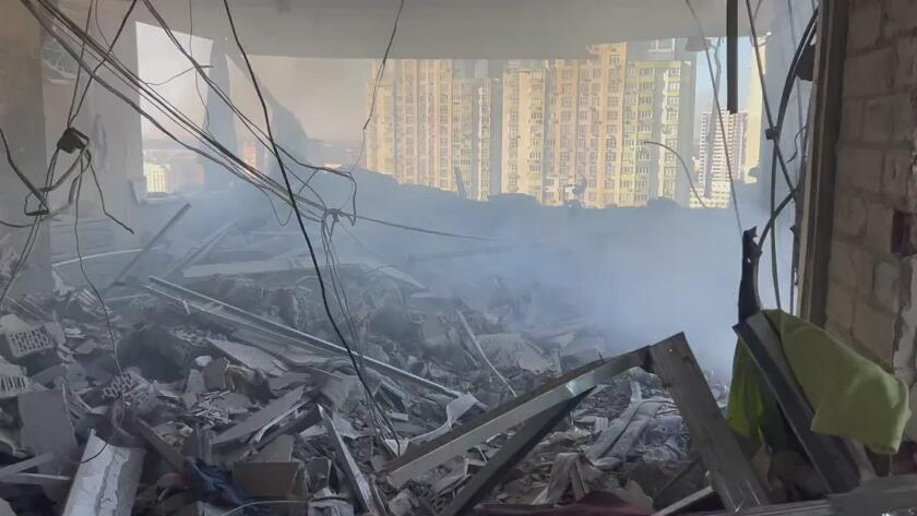 Raw video: Kyiv apartment building struck by Russian shell - Los ...