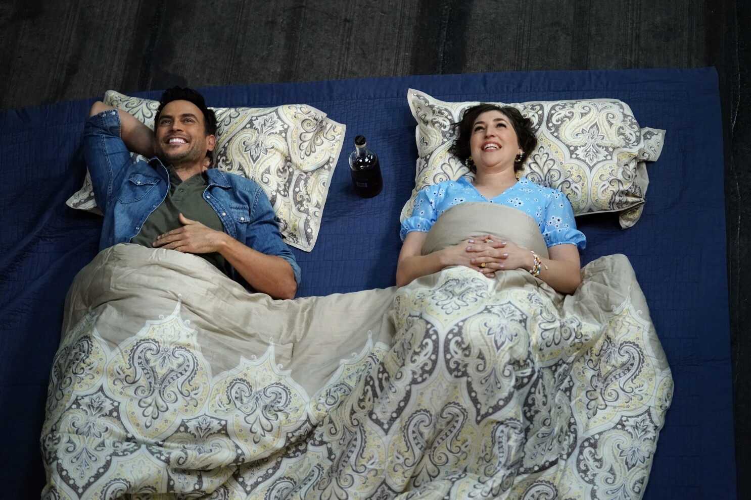 Mayim Bialik Makes Call Me Kat A Warm Comforting Sitcom Los Angeles Times Mayim Bialik Makes Call Me Kat A Warm Comforting Sitcom Los Angeles Times
