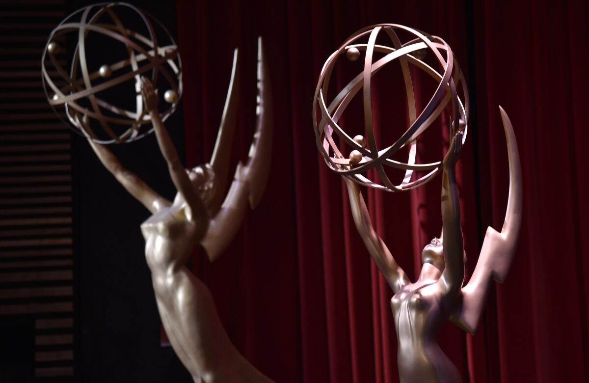 ARCHIVO - Estatuillas de los Emmy aparecen en el anuncio de nominaciones a la 70a