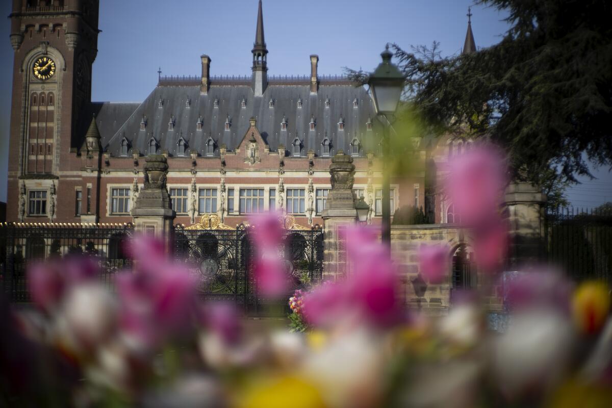 Tulipanes florecen ante el Palacio de la Paz que acoge la Corte Internacional de Justicia en La Haya, 