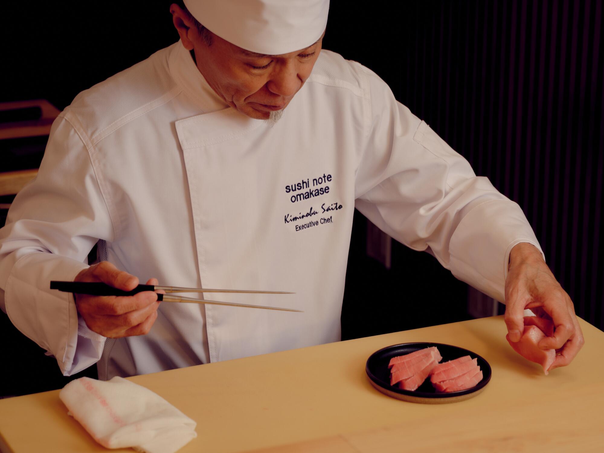 El chef ejecutivo Kiminobu Saito prepara sushi en Sushi Note.