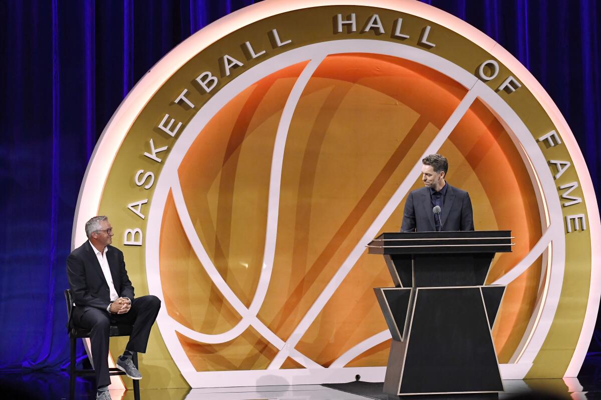 Kobe Bryant headlines Hall of Fame class