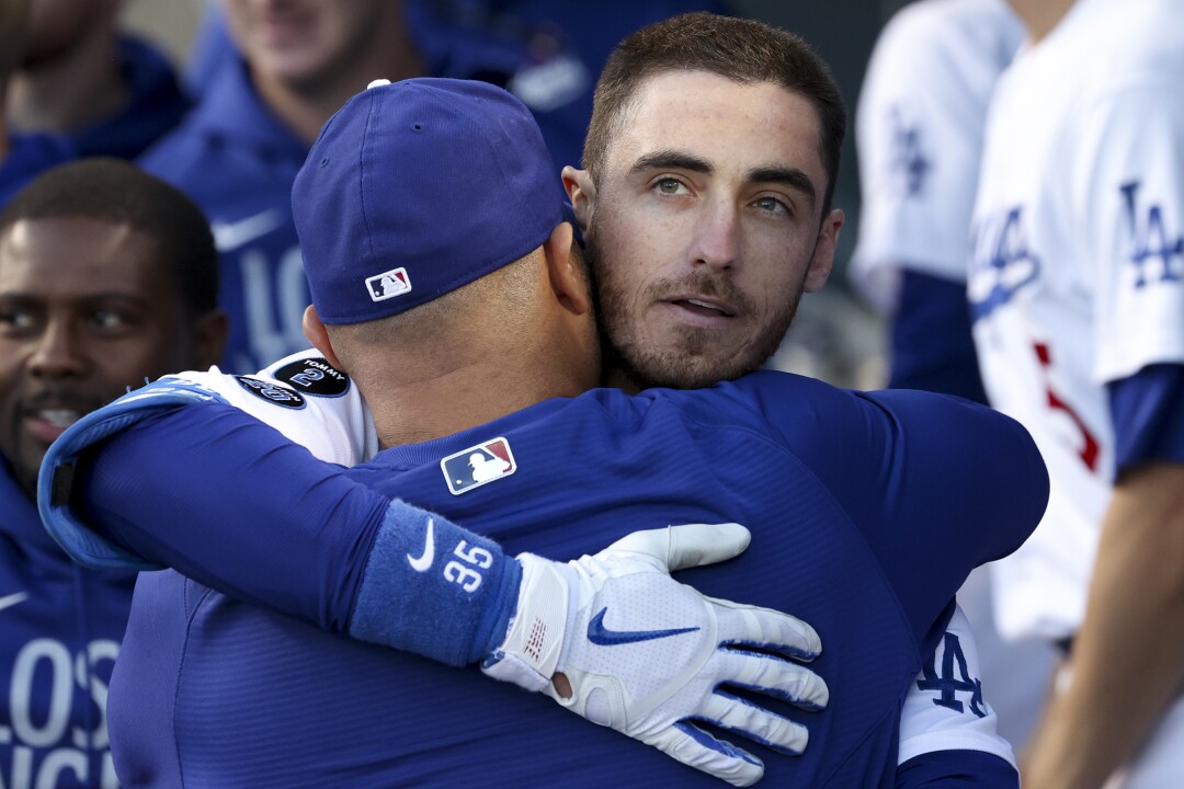 Cody Bellinger von Dodgers umarmt Albert Pujols nach dem spielbestimmenden Heimlauf mit drei Runs.