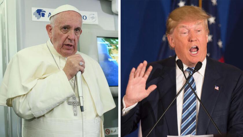 A la izquierda, el papa Francisco se encuentra con los periodistas a bordo del avión durante el vuelo de Ciudad Juárez, México, a Roma. El pontífice hizo sugirió que Donald Trump, a la derecha, “no es cristiano” si quiere construir un muro a lo largo de la frontera entre los EE.UU. y México.