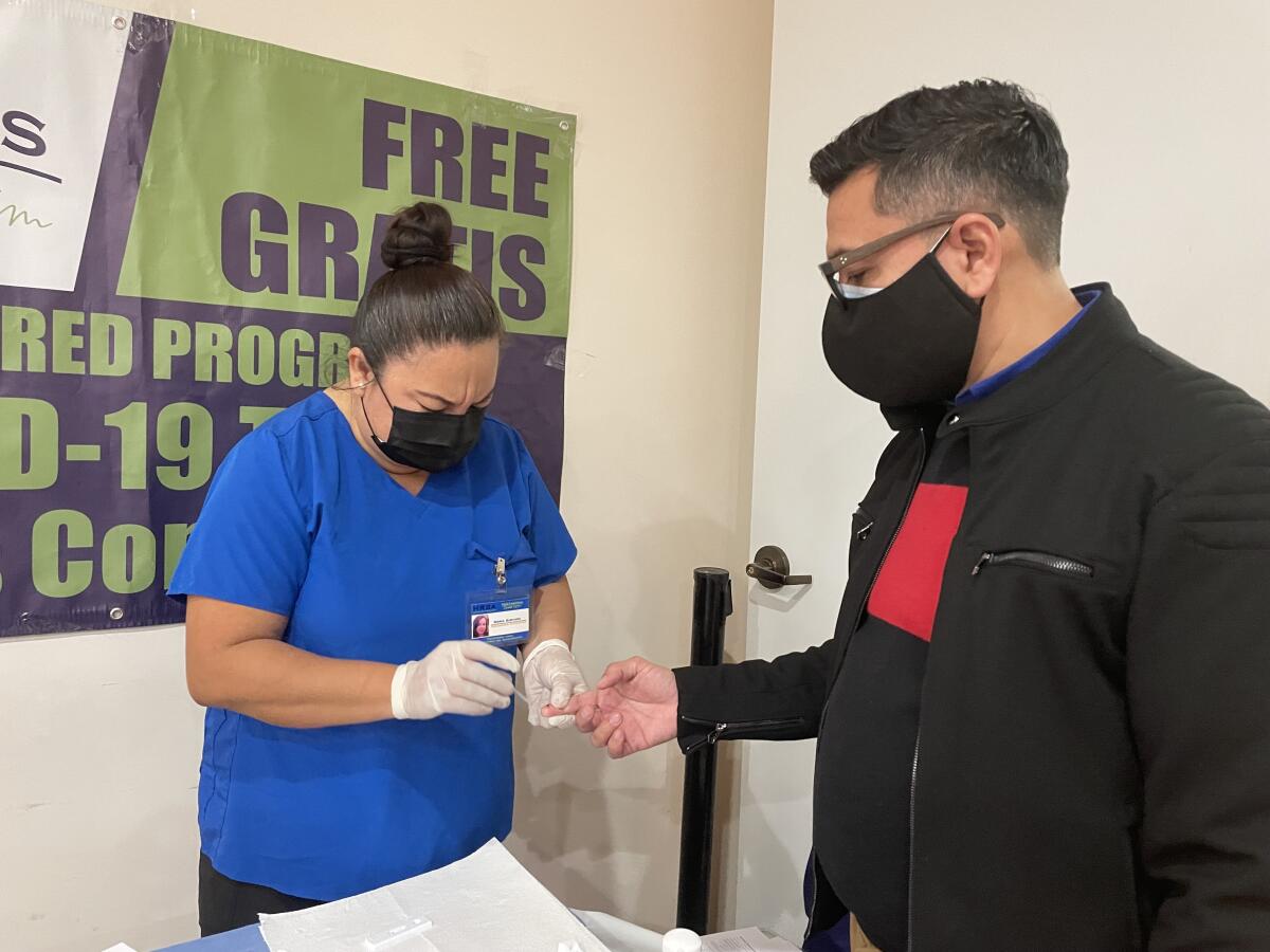 Un usuario se realiza el examen de anticuerpos en las instalaciones del consulado de El Salvador en L.A.