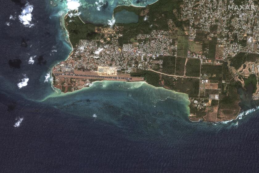 En esta imagen satelital proporcionada por Maxar Technologies se muestra un derrame de petróleo provocado por una embarcación volcada, abajo, derecha, frente a las costas de Tobago cerca de Scarborough, Trinidad y Tobago, el miércoles 14 de febrero de 2024. (Maxar Technologies vía AP)
