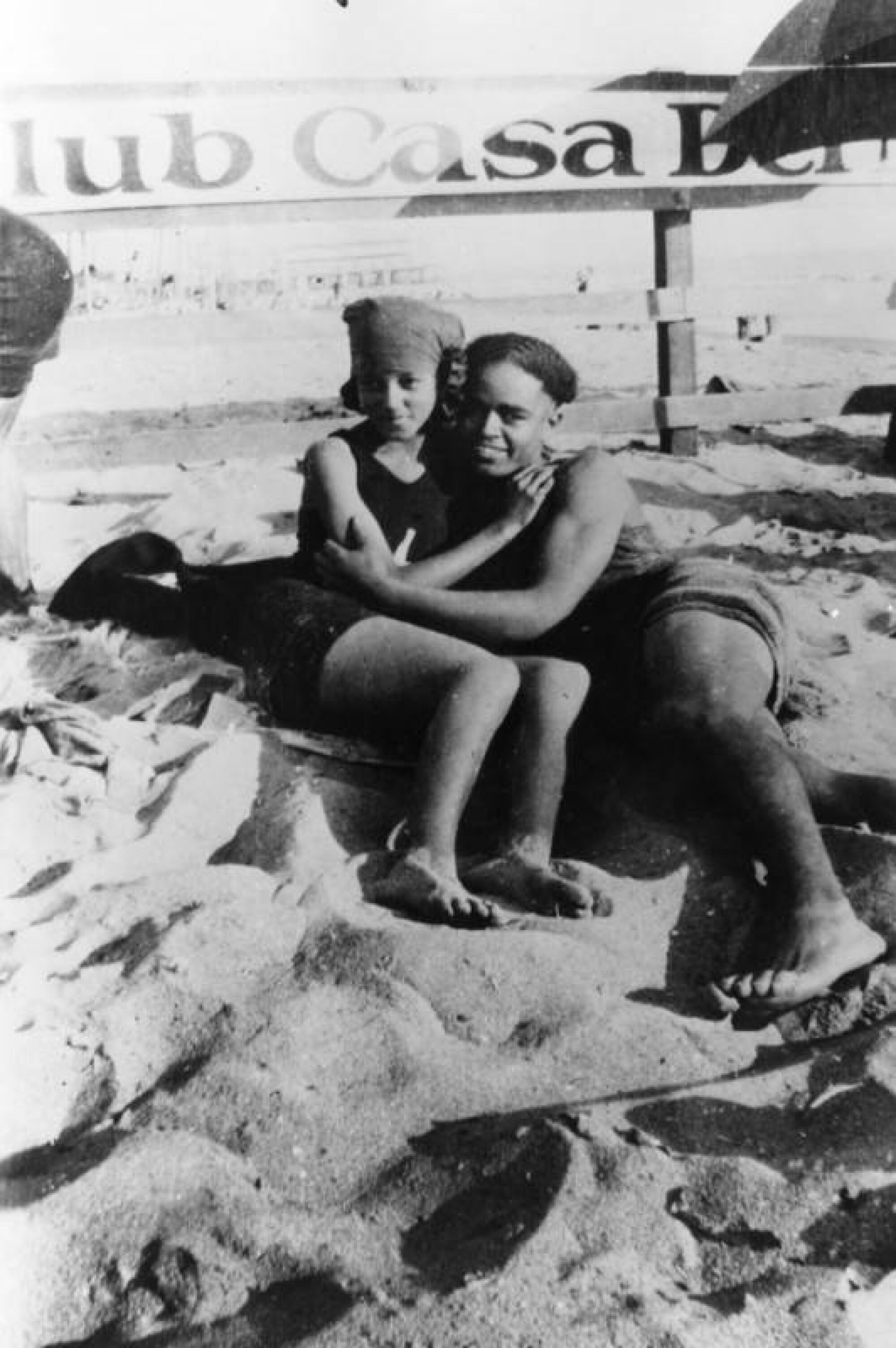 Verna Dekard and Arthur Lewis cuddle up at the segregated section of the Santa Monica beach, in 1924.