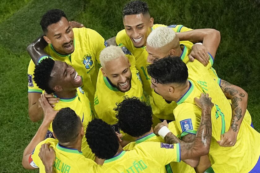 Los jugadores de Brasil hacen un círculo para celebrar el gol de Neymar en la victoria.