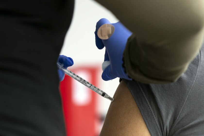 EE.UU. exigirá la vacuna anticovid a los solicitantes de residencia permanente