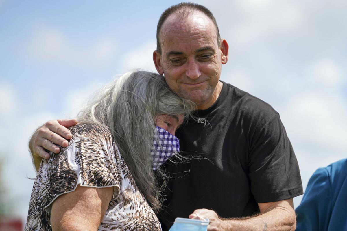 Robert Duboise abraza a su madre luego de salir de prisión en Bowling Green, Florida.