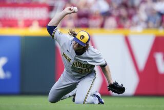 Corbin Burnes, lanzador abridor de los Cerveceros de Milwaukee, reacciona después de realizar una atrapada deslizándose para cerrar la sexta, ante elevado de Stuart Fairchild, de los Rojos de Cincinnati, en el juego de béisbol del viernes 2 de junio de 2023, en Cincinnati. (AP Foto/Jeff Dean)