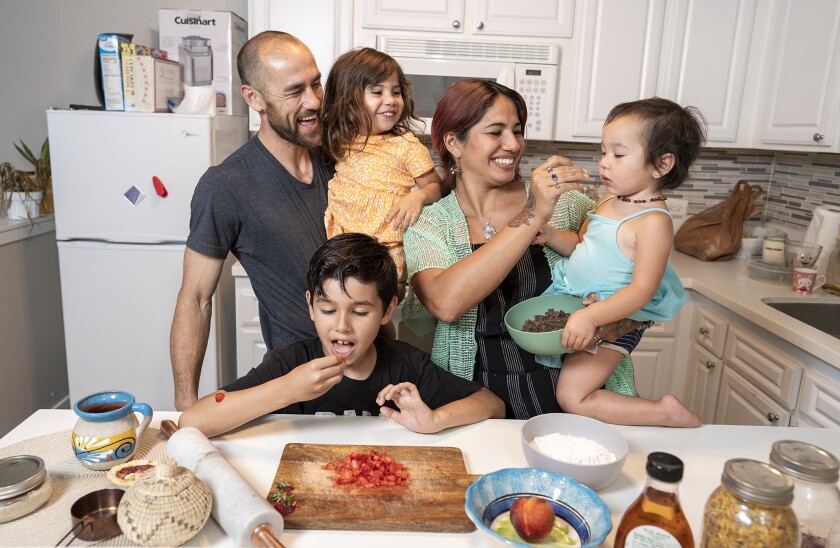 Silvana Zamara avec sa famille Sean Iliff, à gauche, avec Eva, 4 ans, Benji Thomas et Mia, 2 ans, à droite.