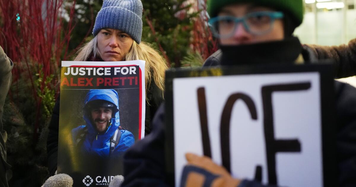 O chefe do ICE deve comparecer ao tribunal para explicar por que o detido teve o devido processo negado O chefe do ICE deve comparecer ao tribunal para explicar por que o detido teve o devido processo negado