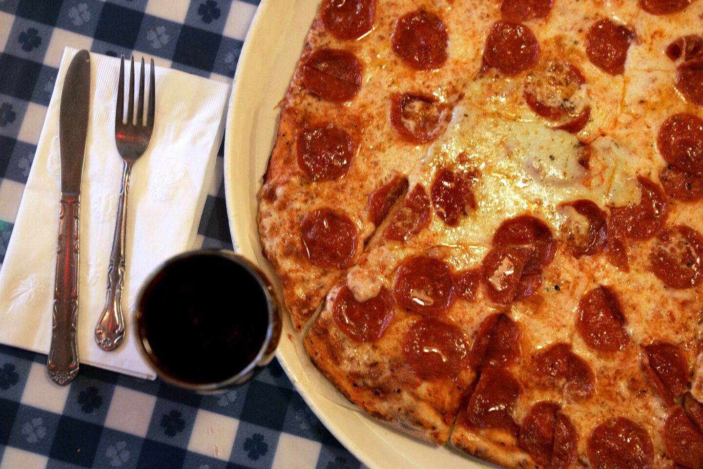 The pizzas at Casa Bianca are thin-crusted and crazy-cut like the South Side Chicago bar pies on which founder Sam Martorana modeled them.