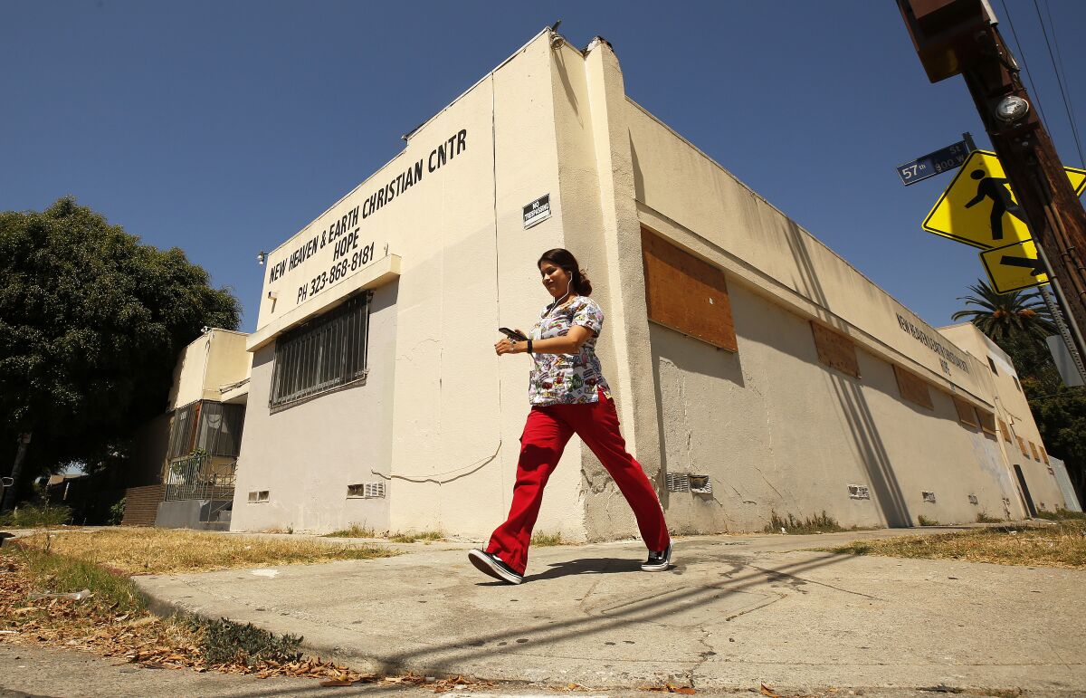 Pagaban $800 por mes para vivir sin agua o electricidad en una iglesia  abandonada de Los Ángeles - Los Angeles Times