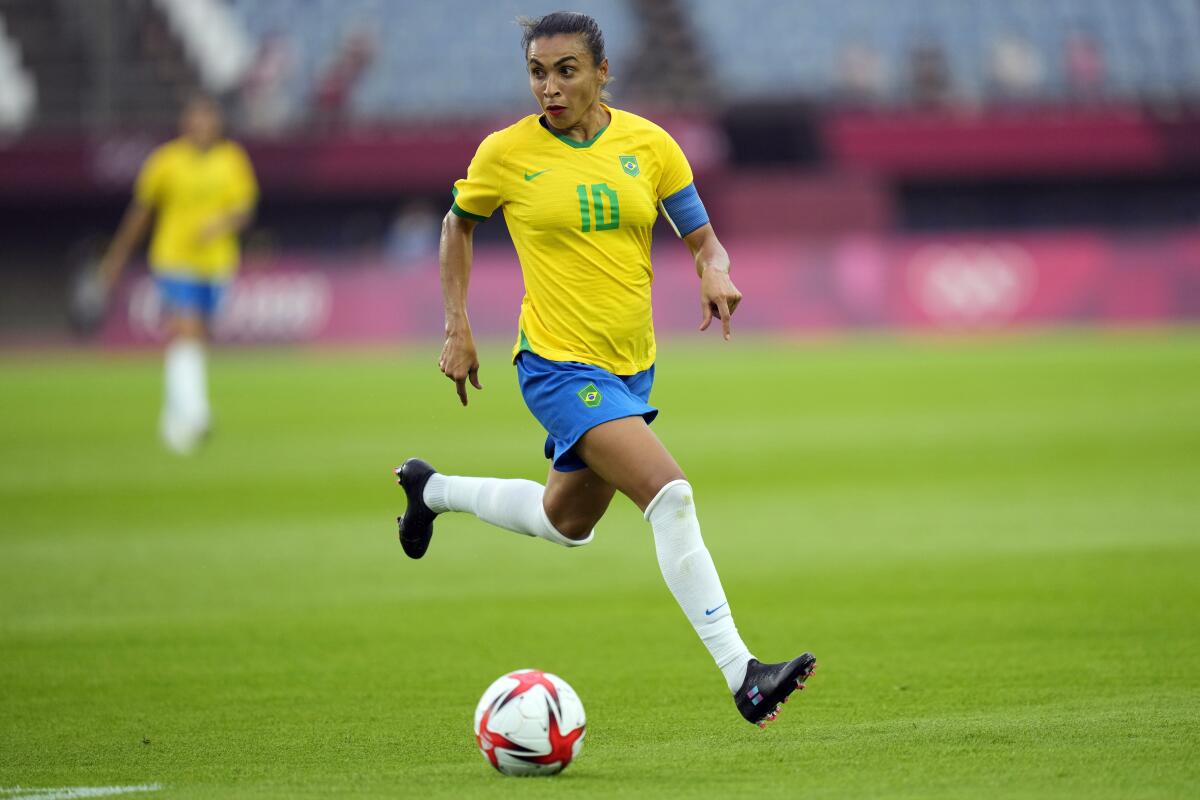 ARCHIVO - Foto del 21 de julio del 2021, la futbolista brasileña Marta gambetea el balón 
